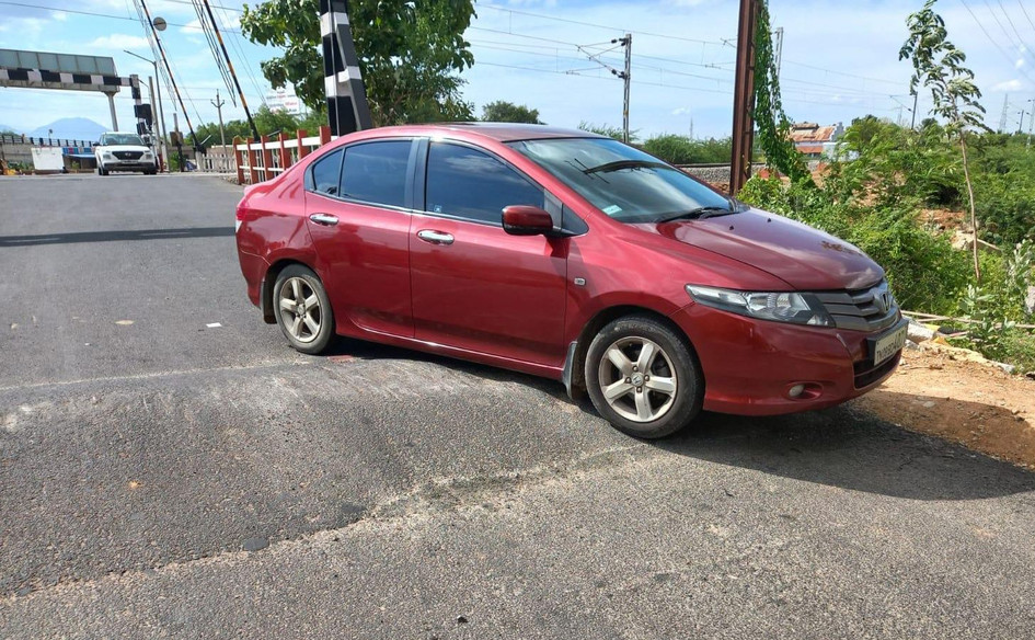 உயரமான வேகத்தடையால் அவதி உயரமான வேகத்தடையால் அவதி