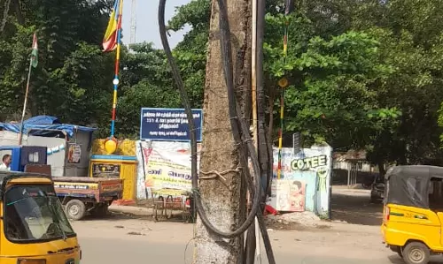 சேதமடைந்த மின்கம்பம்