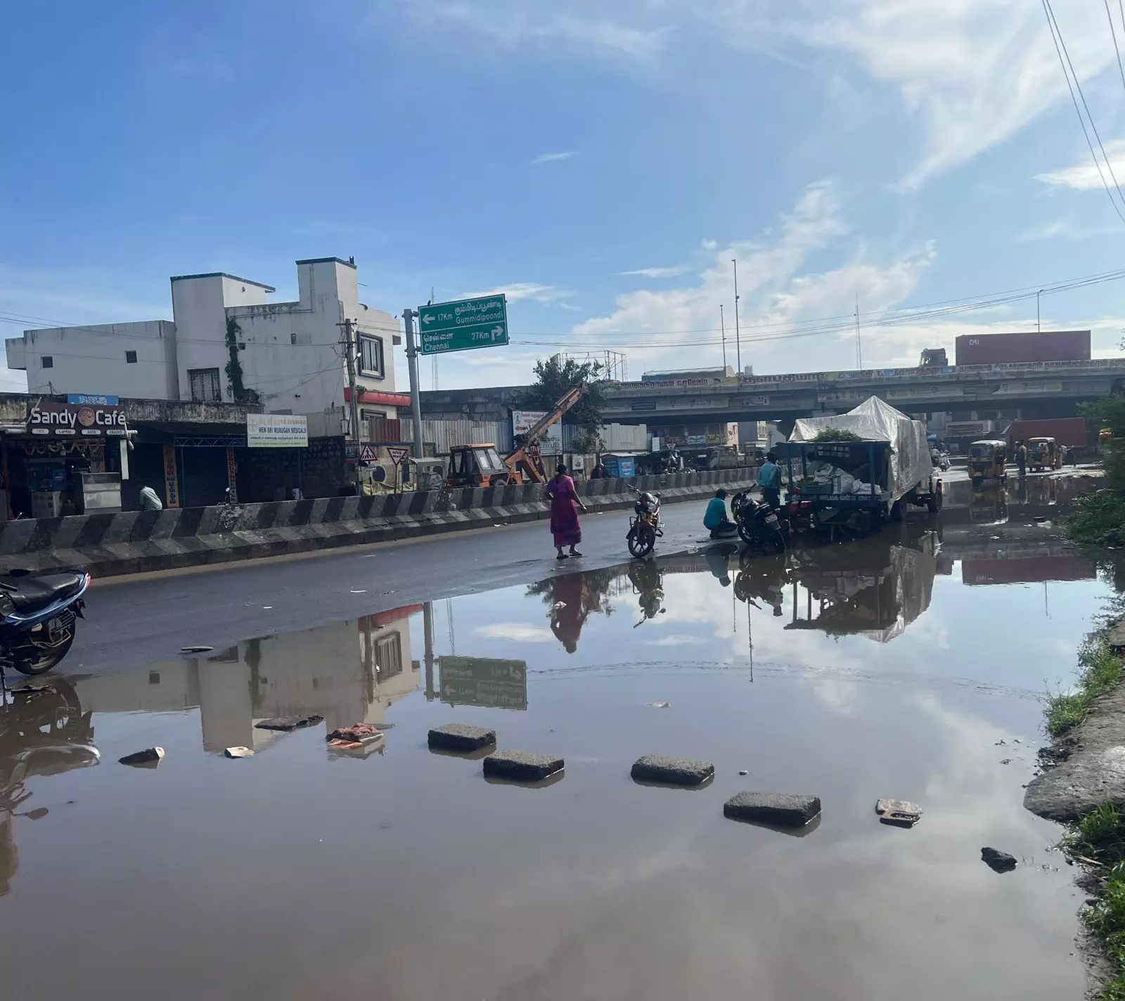 சாலையா? குளமா?