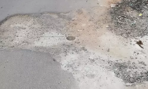 ரோட்டில் பள்ளம் ரோட்டில் பள்ளம்