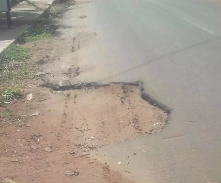 சாலையில் ஆபத்தான பள்ளம் சாலையில் ஆபத்தான பள்ளம்