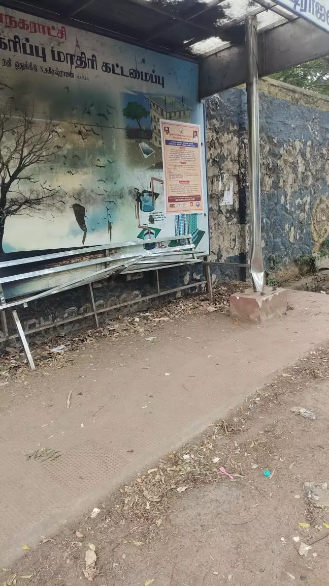 சேதமடைந்த நிழற்குடை சேதமடைந்த நிழற்குடை