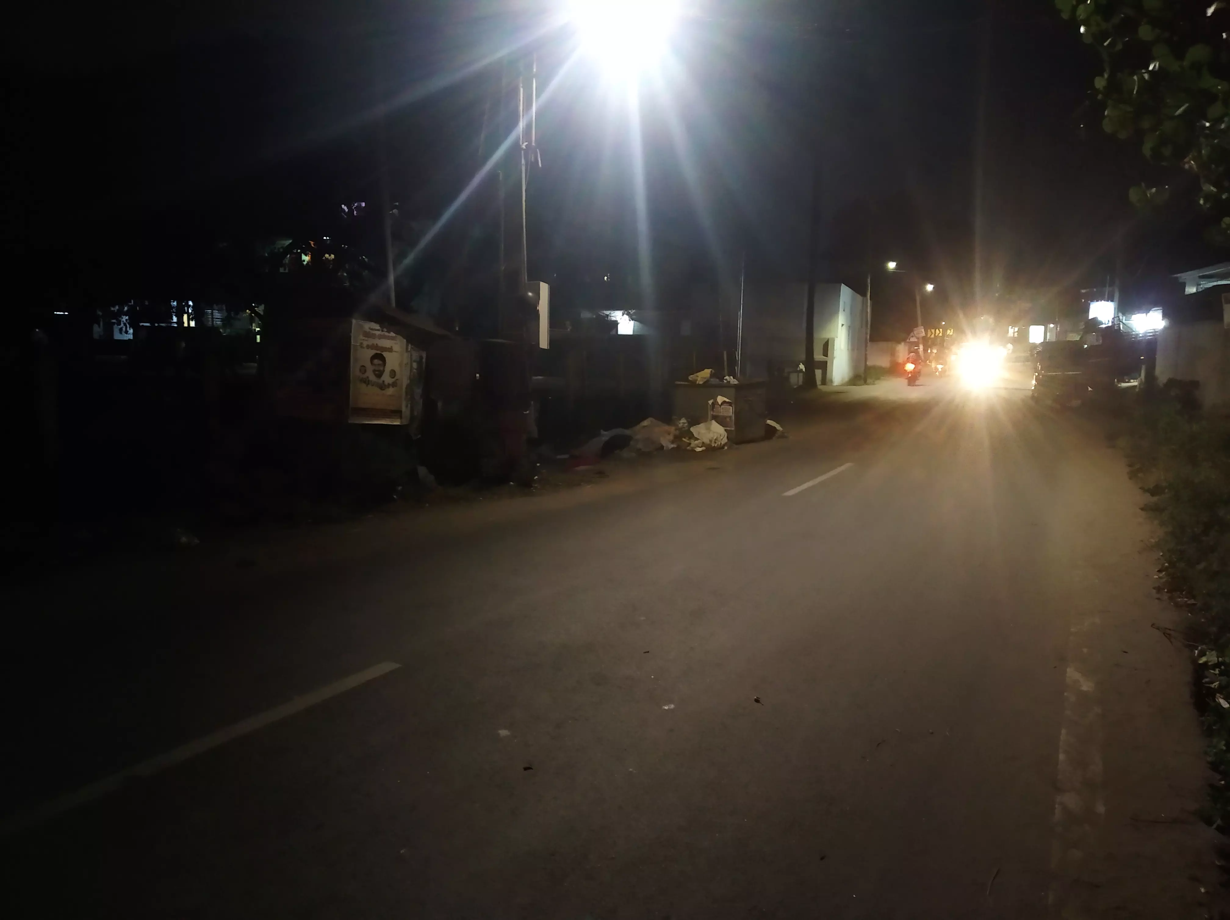 சாலையில் இடையுரக உள்ள, உயிரைக் காவுவாங்கும் குப்பை தொட்டியை அகட்ரா வேண்டும். சாலையில் இடையுரக உள்ள, உயிரைக் காவுவாங்கும் குப்பை தொட்டியை அகட்ரா வேண்டும்.