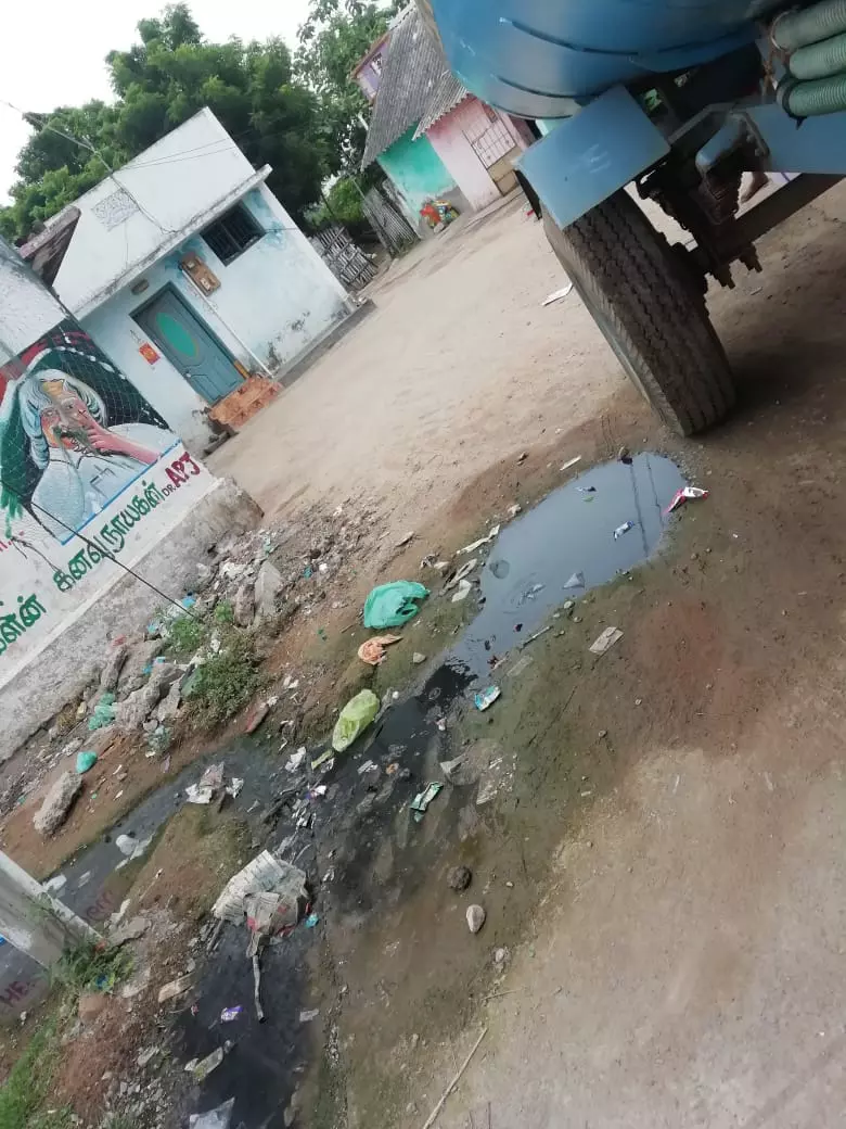 தெருவில் பெருக்கெடுத்து ஓடும் கழீவுநீர் தெருவில் பெருக்கெடுத்து ஓடும் கழீவுநீர்