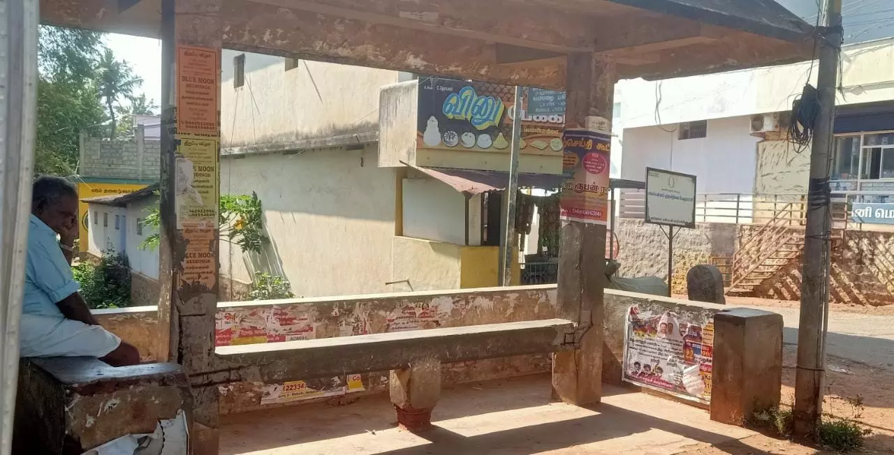 சேதமடைந்த நிழற்குடை