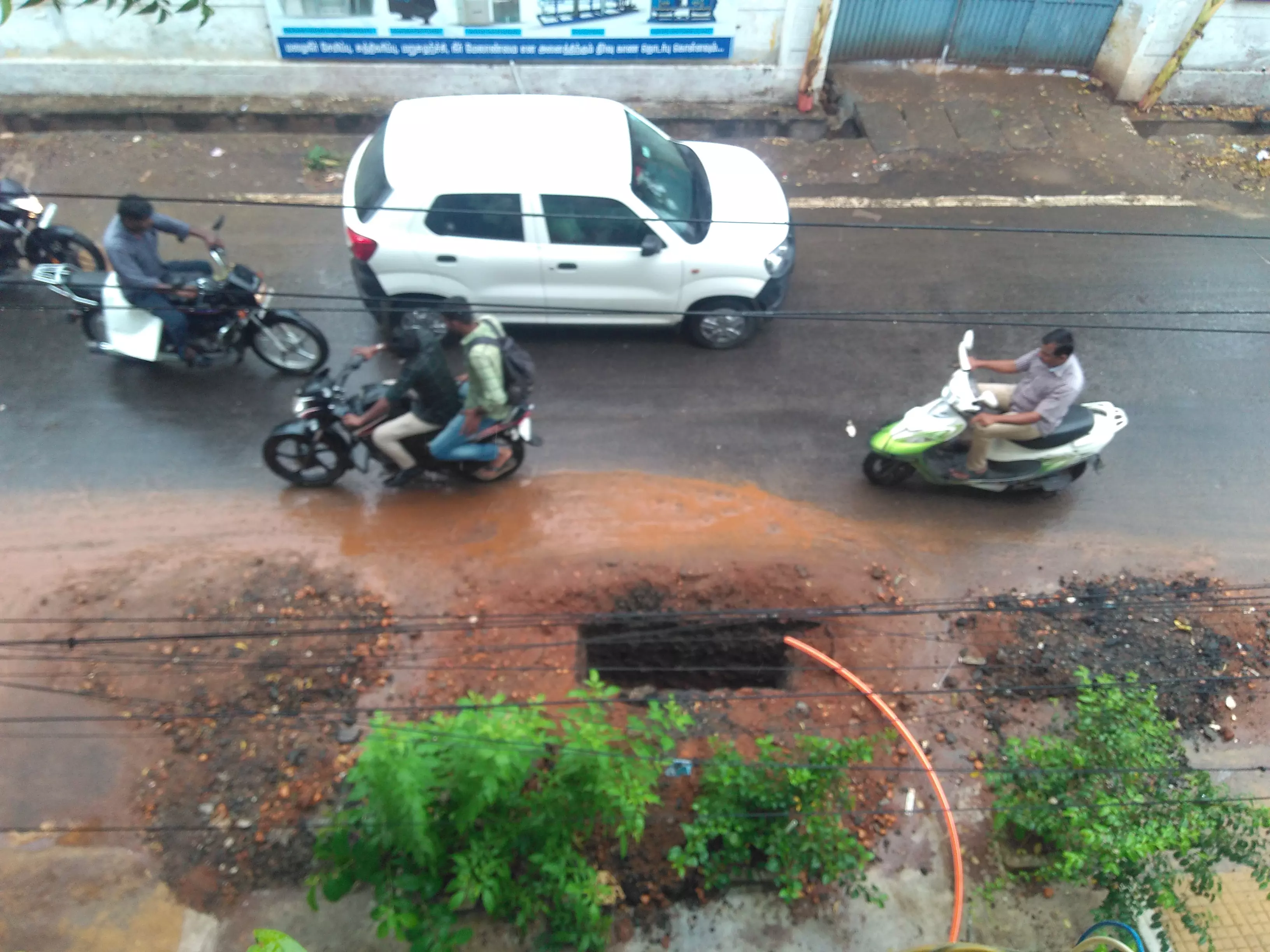 தடுமாற வைக்கும் குழிகள் தடுமாற வைக்கும் குழிகள்