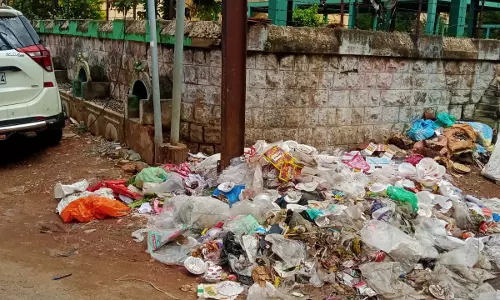 குவிந்து கிடக்கும் குப்பை குவிந்து கிடக்கும் குப்பை