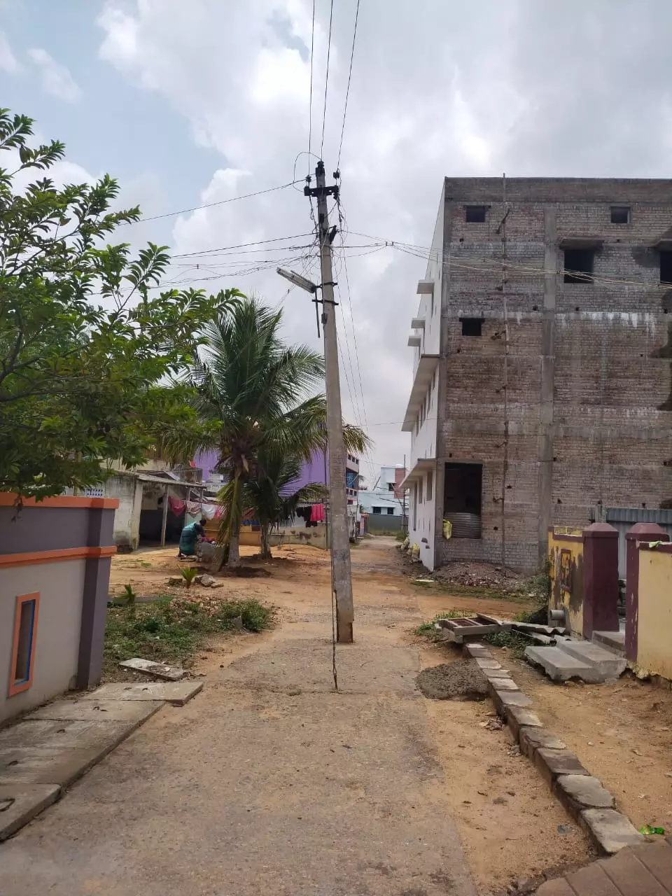 மின் கம்பத்தால் விபத்து அபாயம்