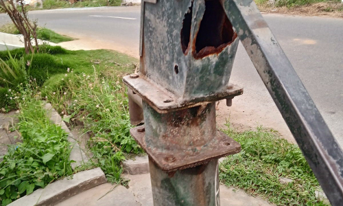 சேதமடைந்த அடி பம்பு சேதமடைந்த அடி பம்பு