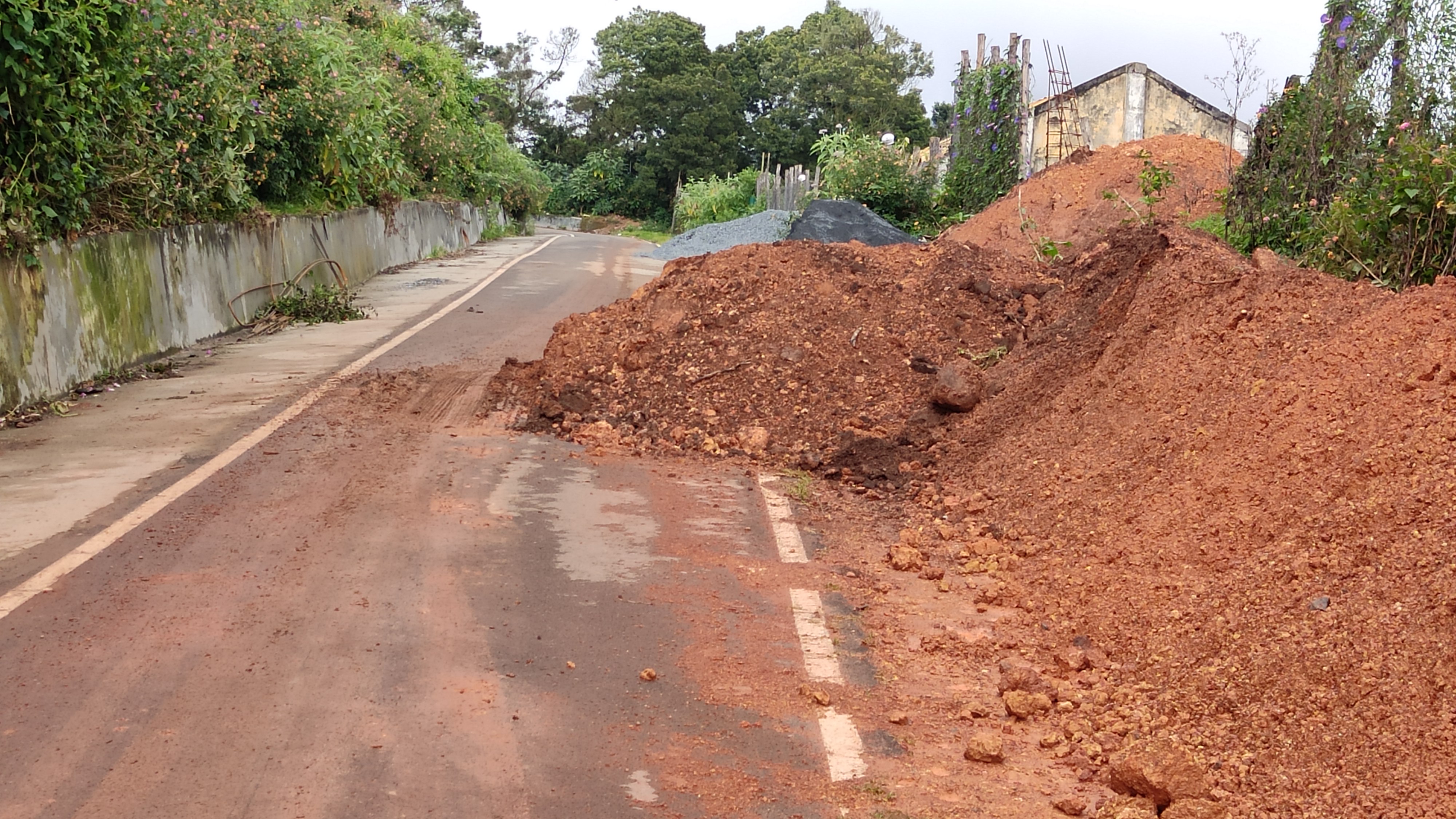 சாலையில் மண் குவியல்