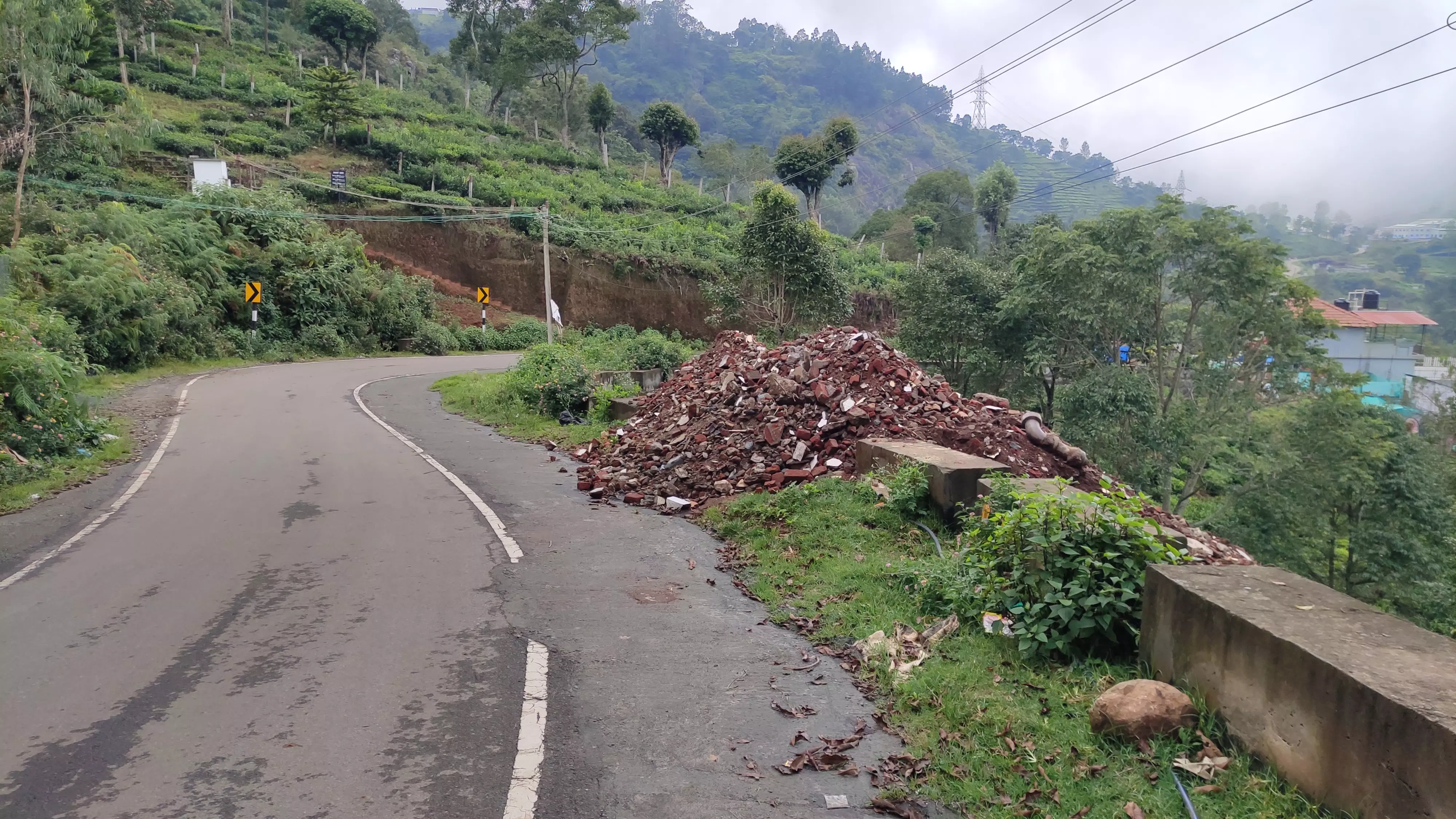 கட்டிடக் கழிவுகள் கொட்டுவதை தடுக்க வேண்டும் கட்டிடக் கழிவுகள் கொட்டுவதை தடுக்க வேண்டும்