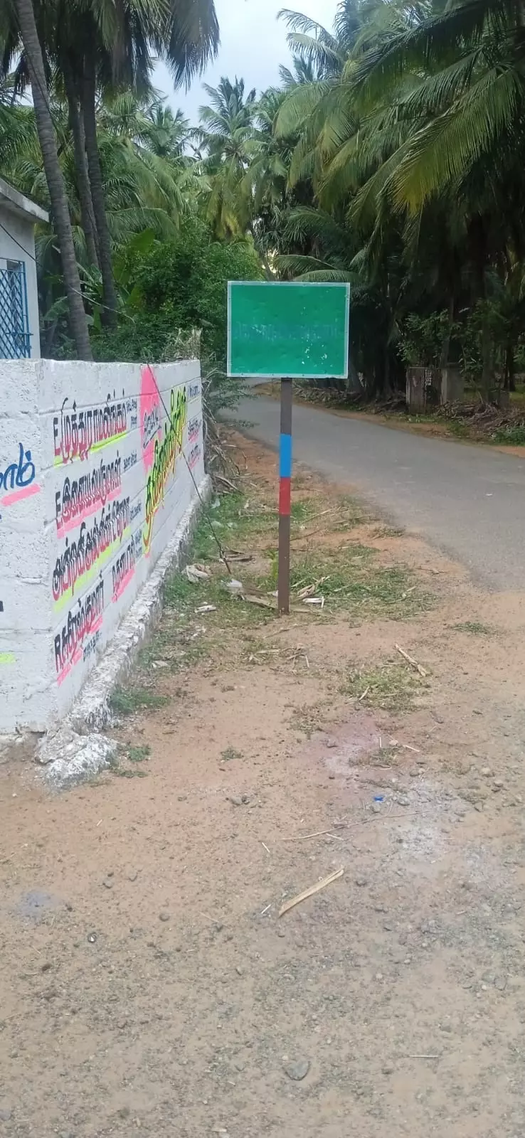 அழிந்த பெயர் பலகையால் வழி தெரியாமல் தவிக்கும் பயணிகள் அழிந்த பெயர் பலகையால் வழி தெரியாமல் தவிக்கும் பயணிகள்