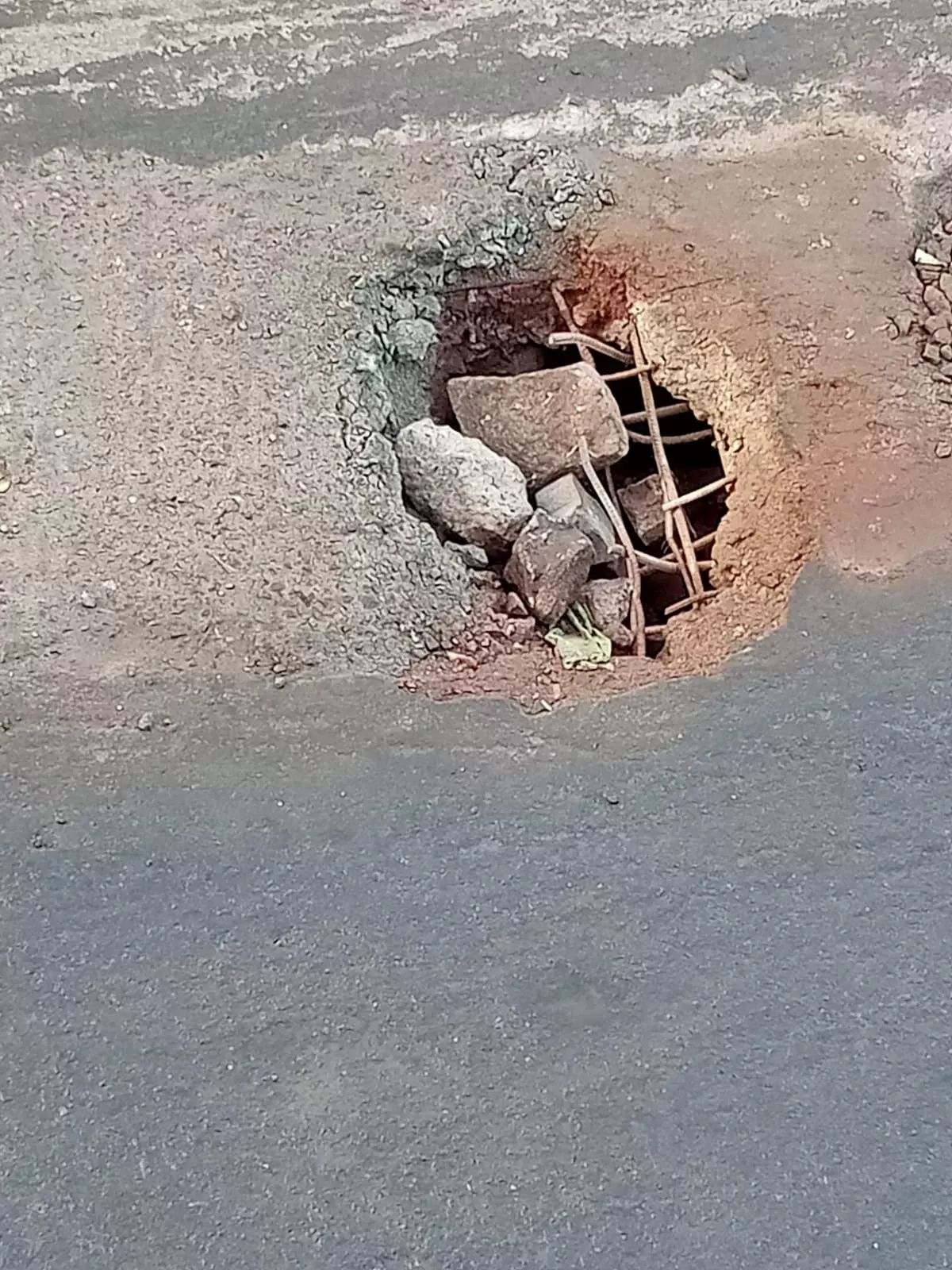 துவாரம் விழுந்த வாறுகால் பாலம் துவாரம் விழுந்த வாறுகால் பாலம்