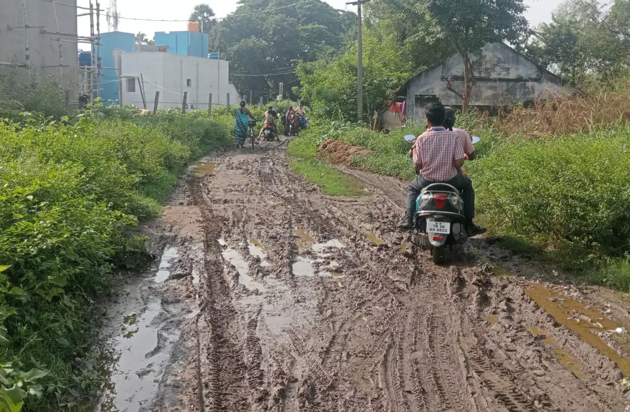 சேறும், சகதியுமான சாலை