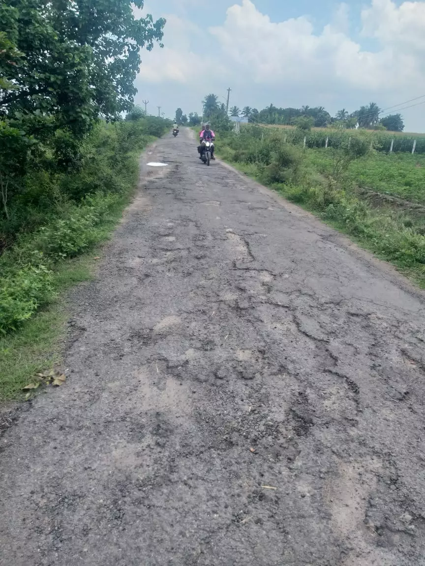 குண்டும், குழியுமான சாலை