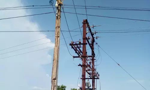 பழுதடைந்த மின்கம்பம்