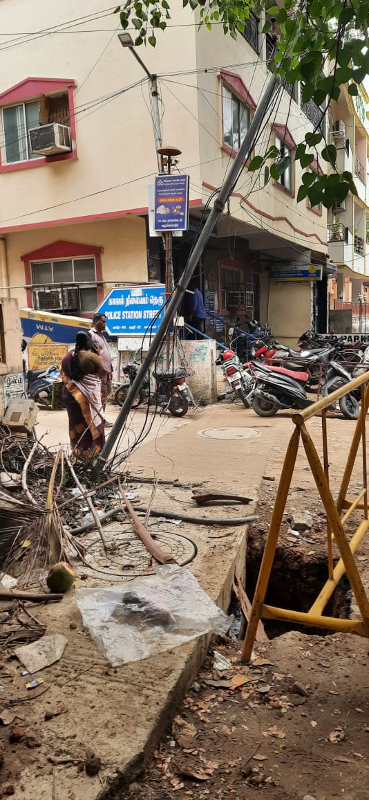 சாய்ந்த மின்கம்பம் தலை நிமிருமா? சாய்ந்த மின்கம்பம் தலை நிமிருமா?