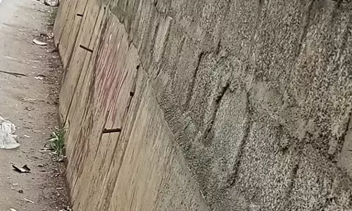 வாகன ஓட்டிகளுக்கு ஆபத்தாக இருக்கும் இரும்பு கம்பி வாகன ஓட்டிகளுக்கு ஆபத்தாக இருக்கும் இரும்பு கம்பி