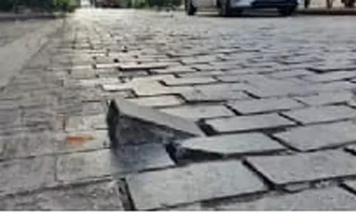 பெயர்ந்து கிடக்கும் நடைபாதை கற்கள் பெயர்ந்து கிடக்கும் நடைபாதை கற்கள்