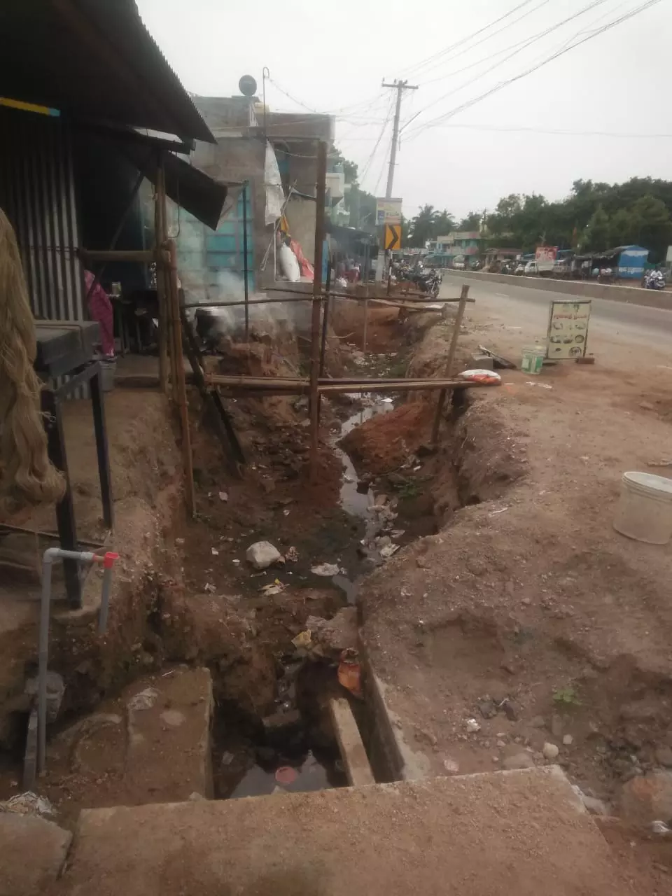 பாதியில் நிற்கும் கழிவுநீர் கால்வாய் பணி