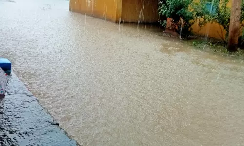 சாலையில் தேங்கும் மழைநீர்