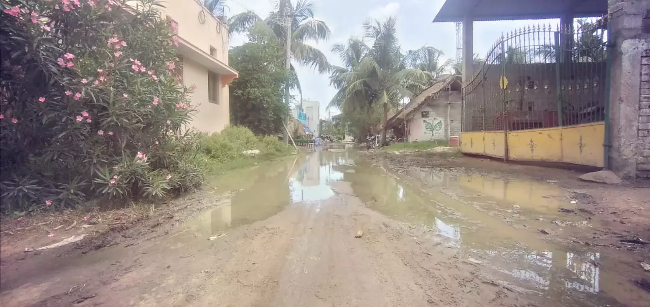 குண்டும், குழியுமான சாலை