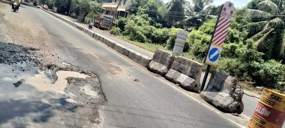 குண்டும், குழியுமான சாலை