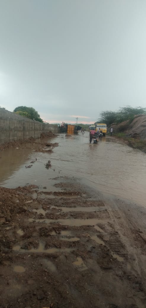 மழையால் சேதமான சாலை மழையால் சேதமான சாலை