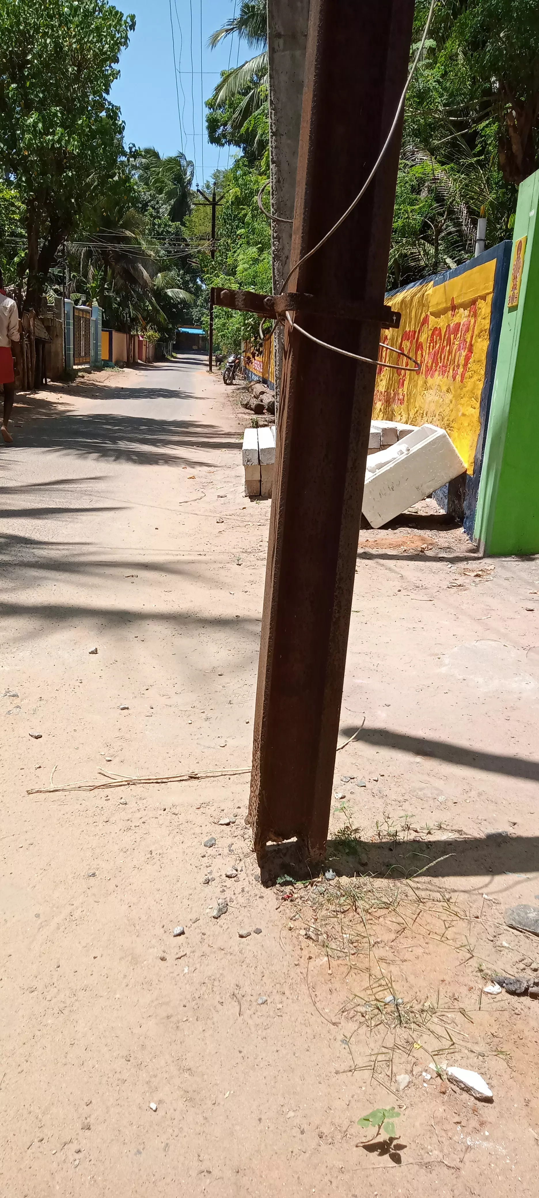 சேதமடைந்த மின்கம்பம்