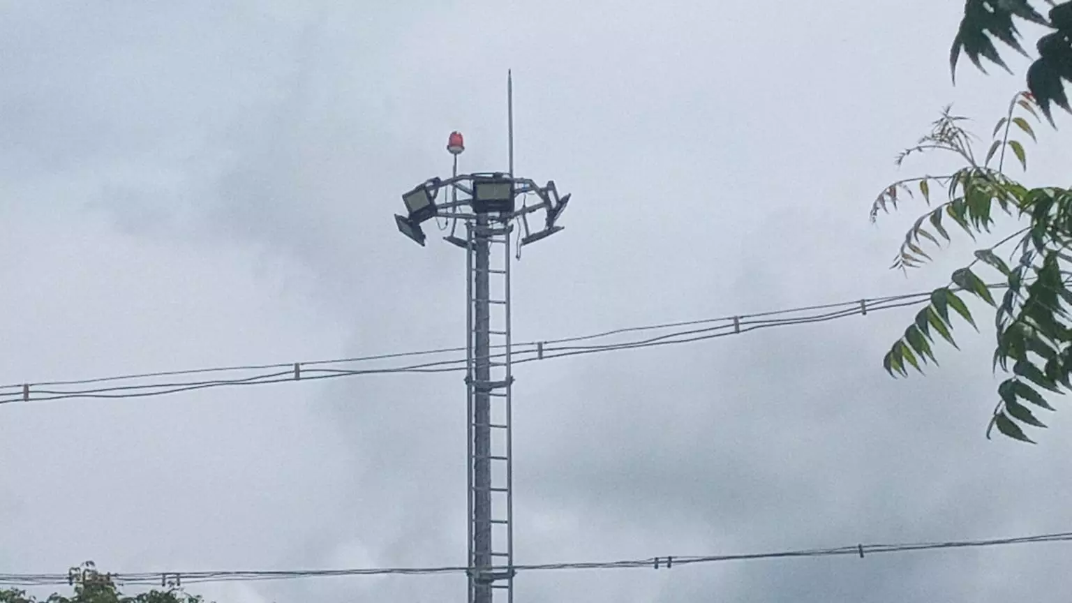 எரியாத உயர் கோபுர மின்விளக்கு