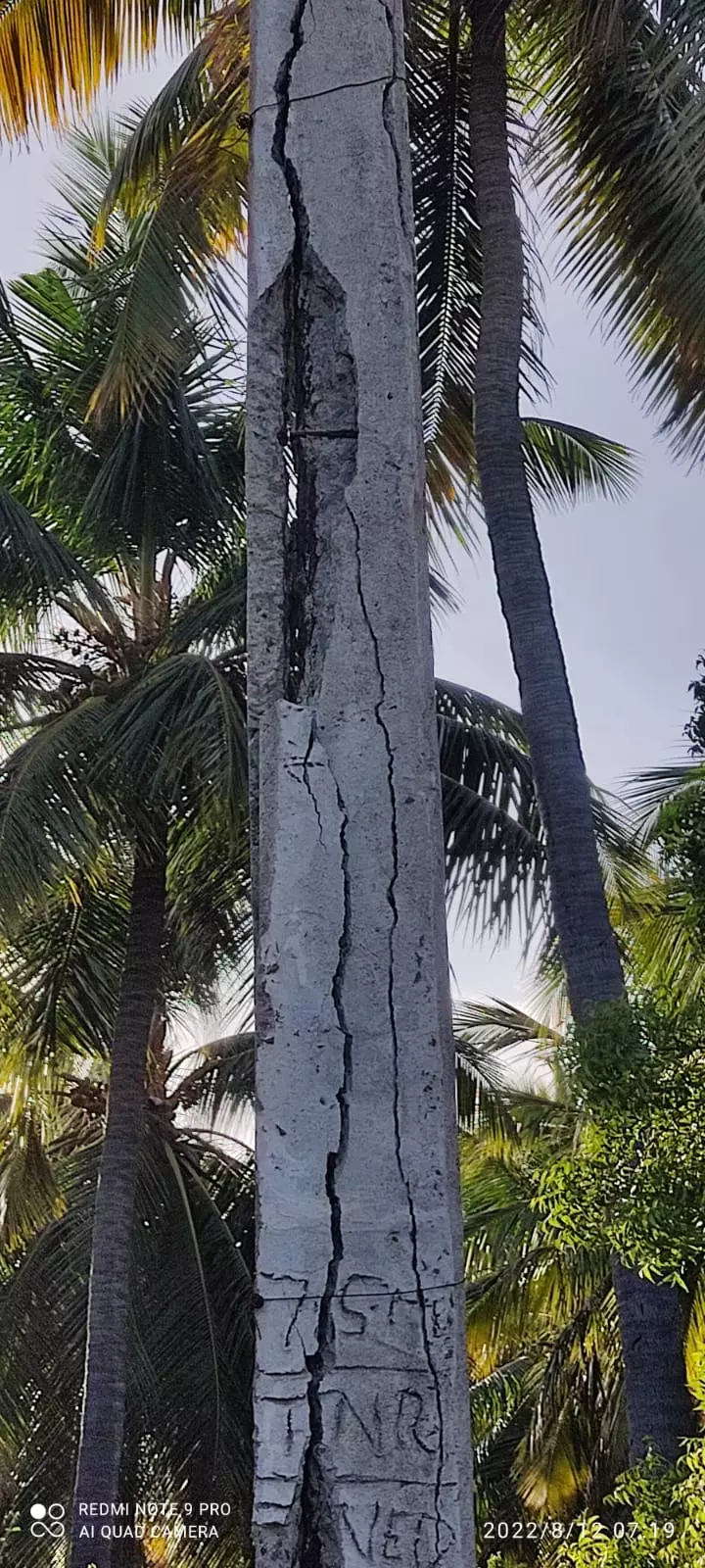 ஆபத்தான மின்கம்பம் ஆபத்தான மின்கம்பம்