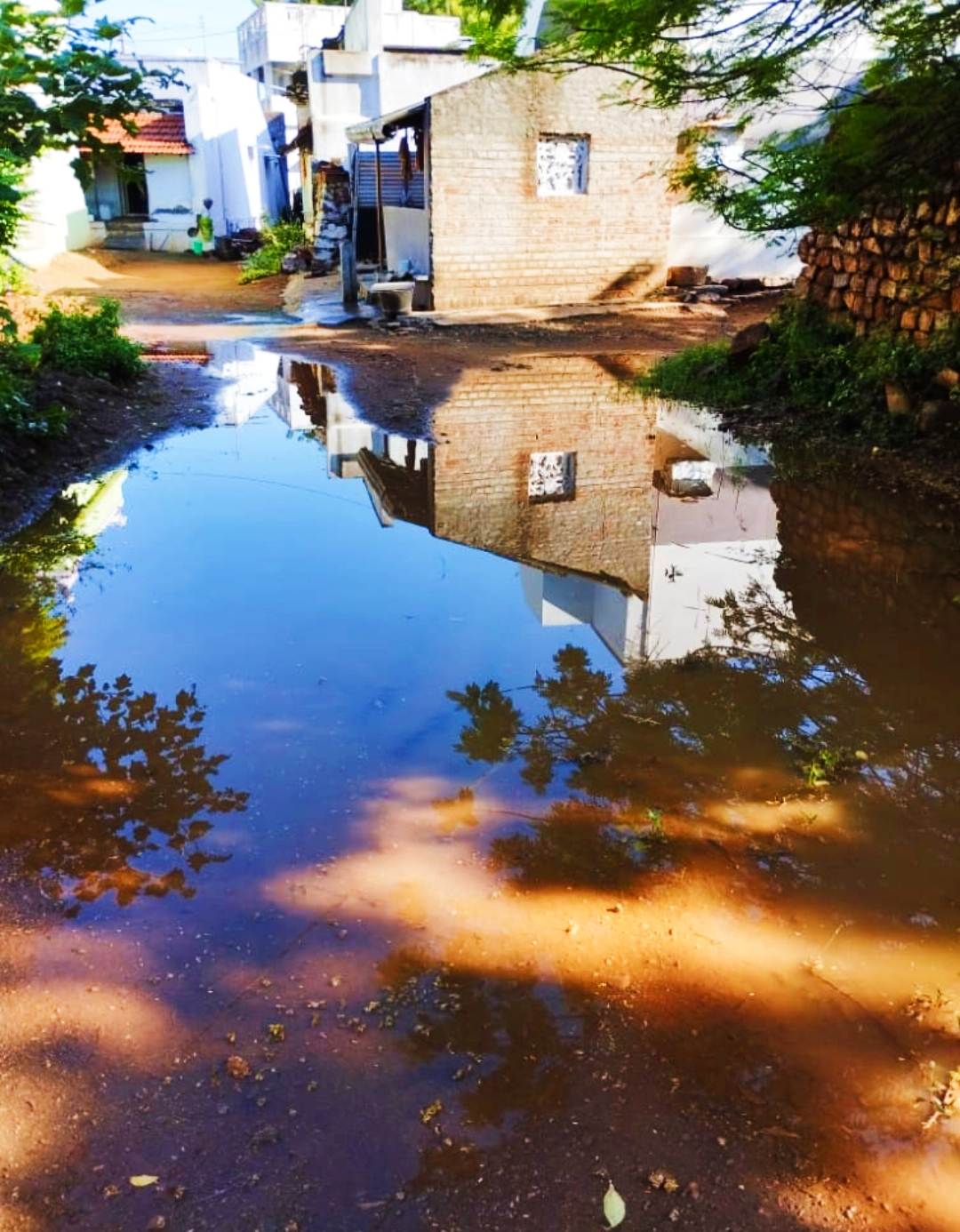 சாலையில் தேங்கும் மழைநீர் சாலையில் தேங்கும் மழைநீர்