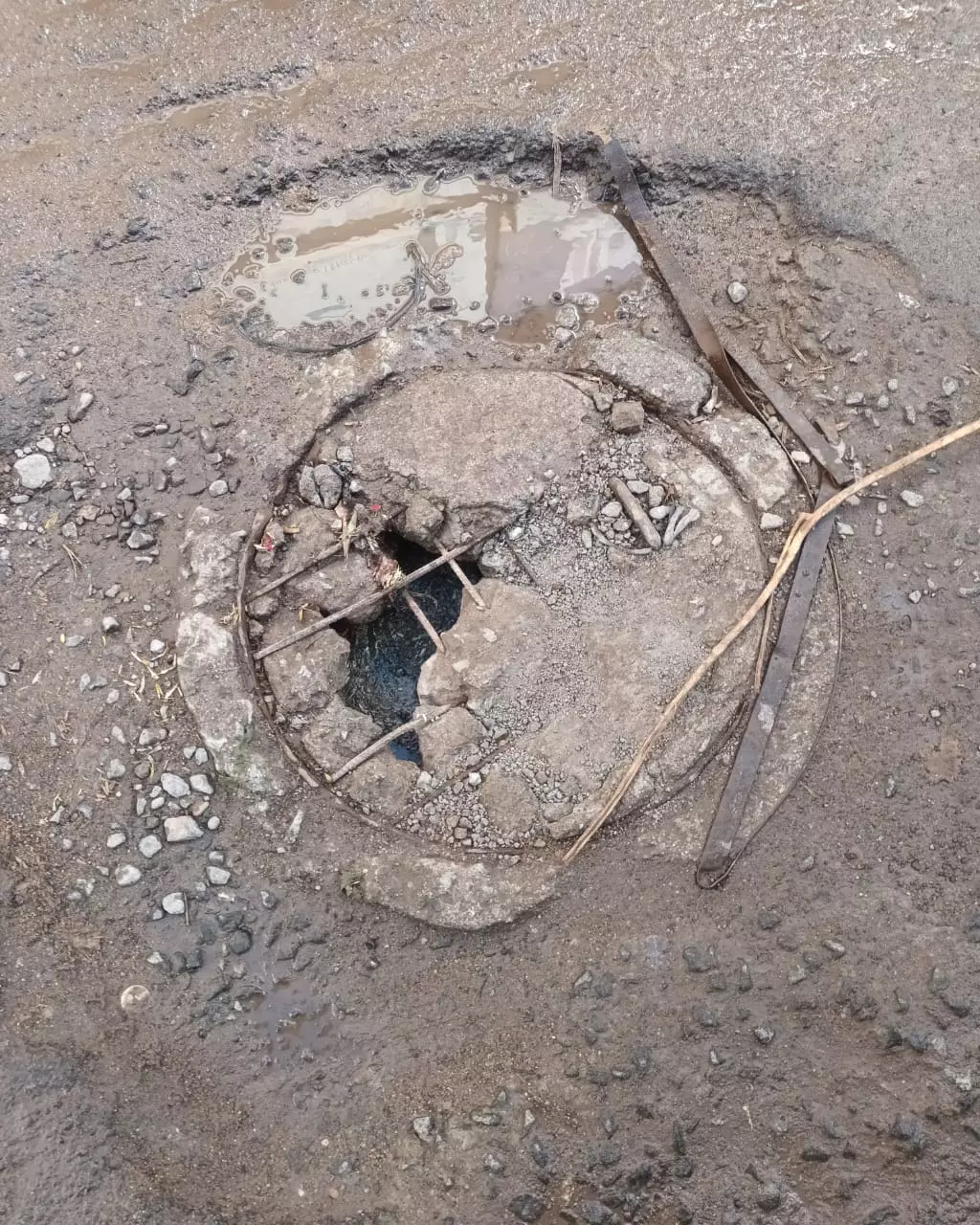 சேதமடைந்த வடிகால்வாய் மூடி