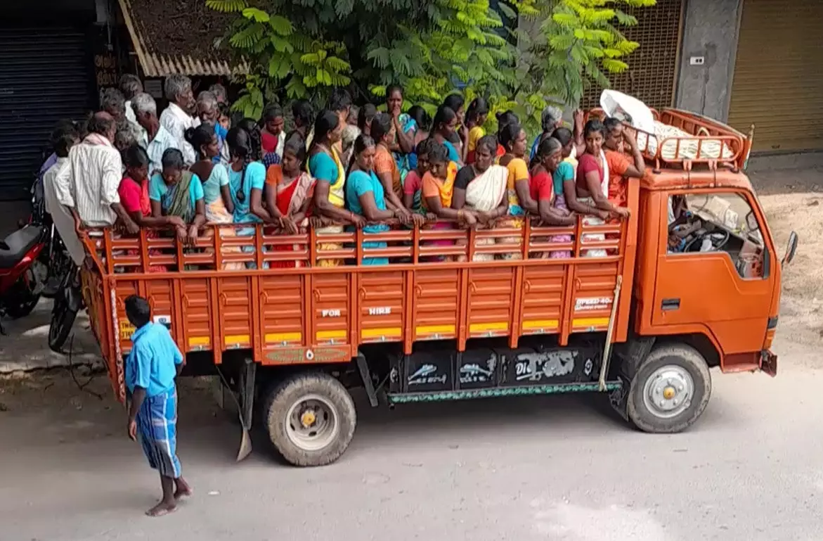 சரக்கு வாகனங்களில் மனிதர்களை ஏற்றும் அவலம் சரக்கு வாகனங்களில் மனிதர்களை ஏற்றும் அவலம்