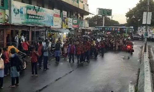 பயணிகள் நிழற்குடை அமைக்க வேண்டும் பயணிகள் நிழற்குடை அமைக்க வேண்டும்