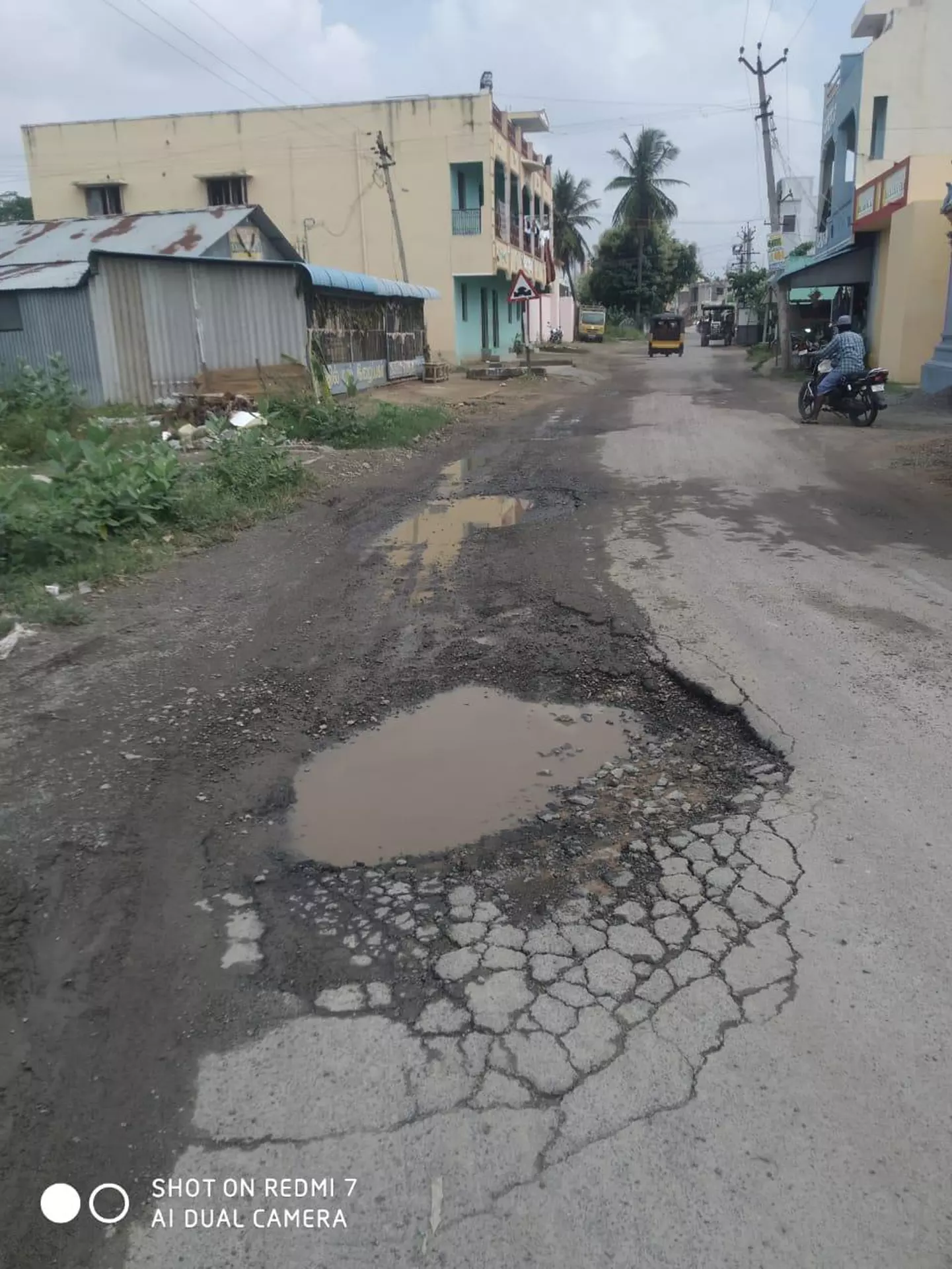 சாலையில் ஆபத்தான பள்ளம்