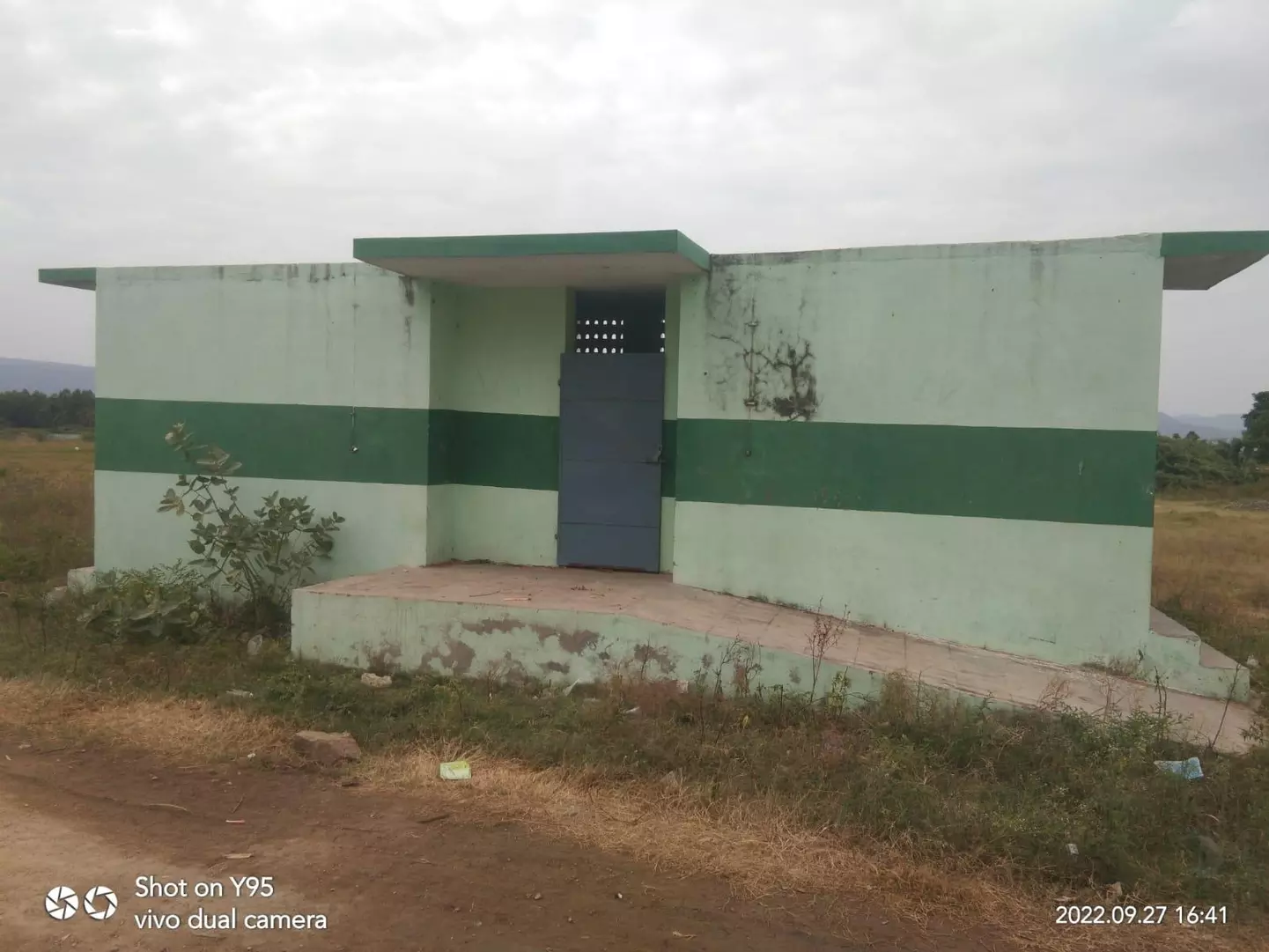 பயன்பாட்டுக்கு வராத சுகாதார வளாகம்