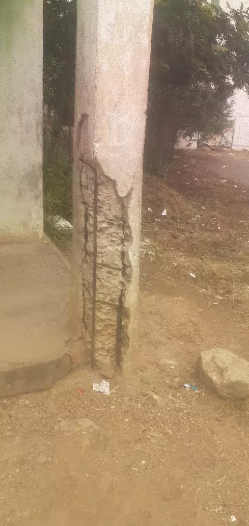 இடிந்து விழும் நிலையில் ரேஷன் கடை கட்டிடம்