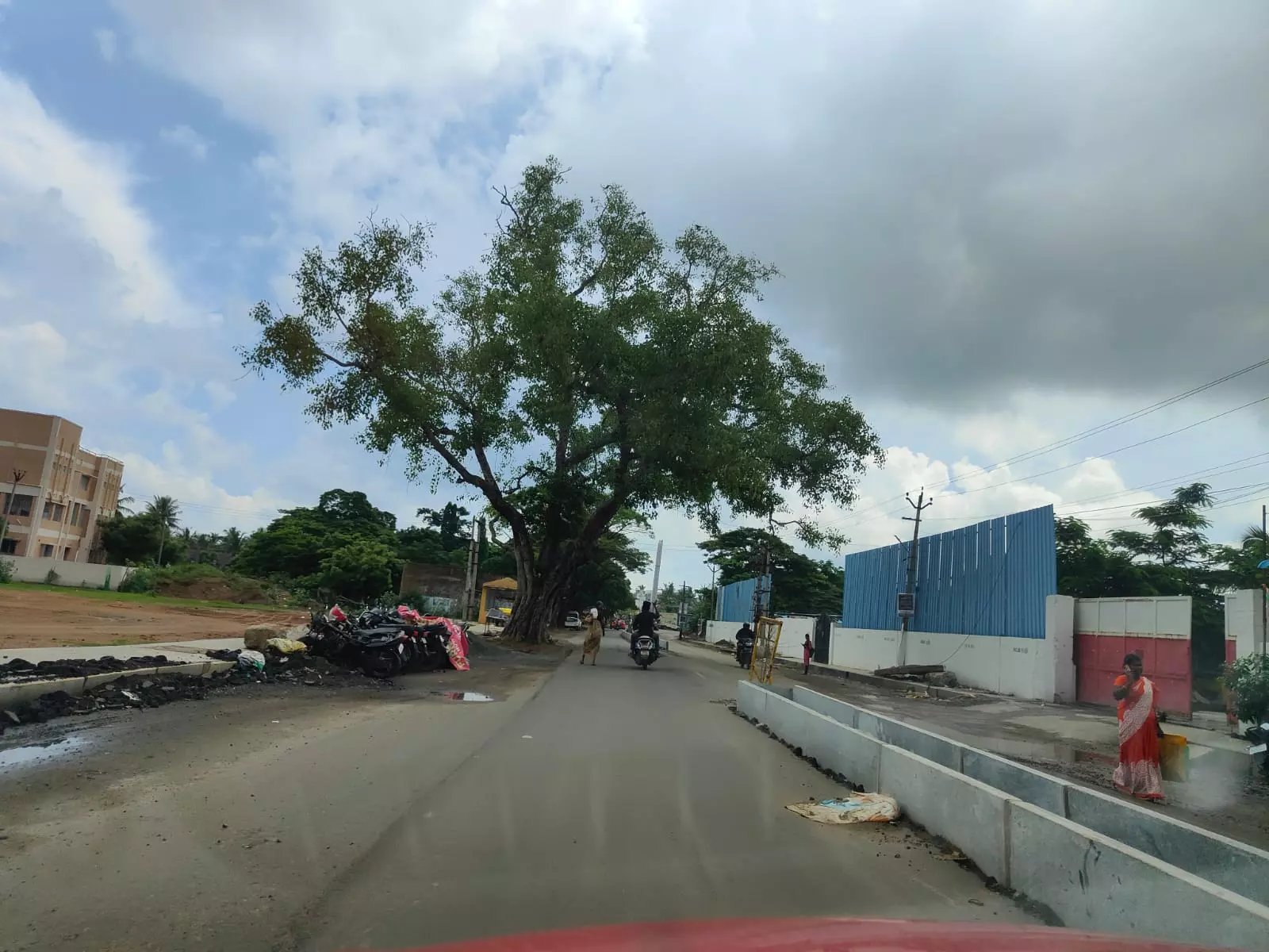 சாலையில் இடையூறு