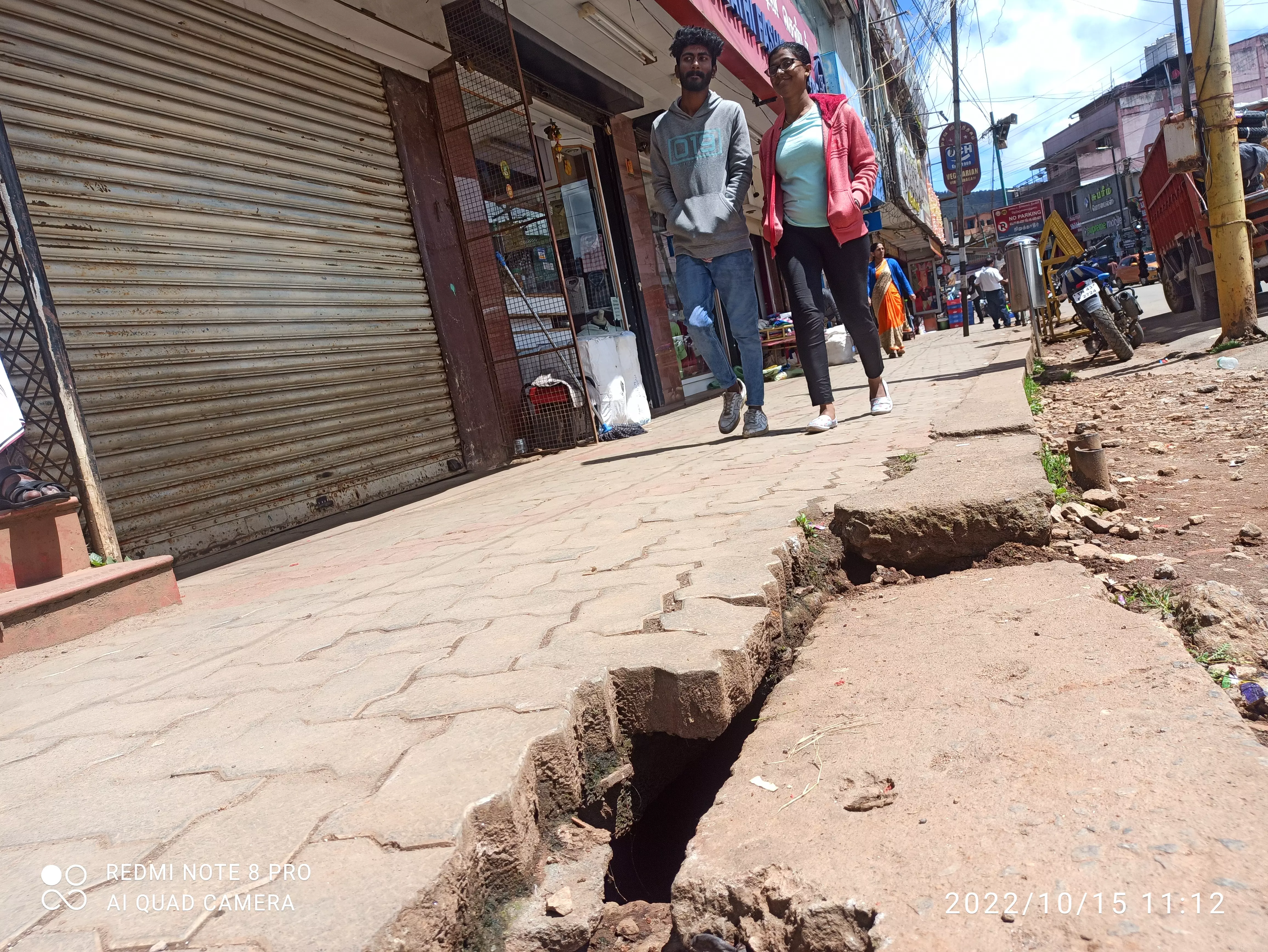 நடைபாதையில் பள்ளம் நடைபாதையில் பள்ளம்