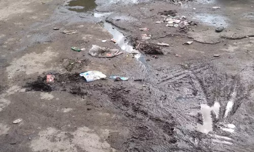 சேறும் சகதியுமான சாலை சேறும் சகதியுமான சாலை