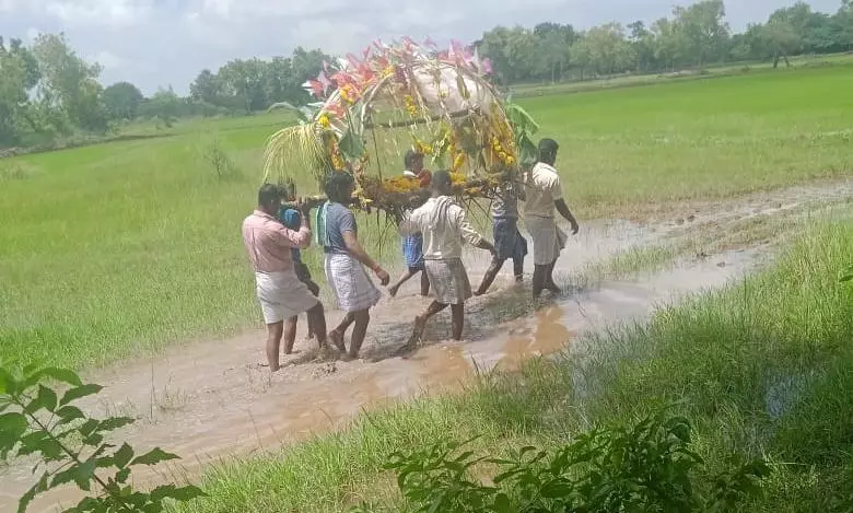 மயானத்திற்கு செல்ல சாலை வசதியில்லை