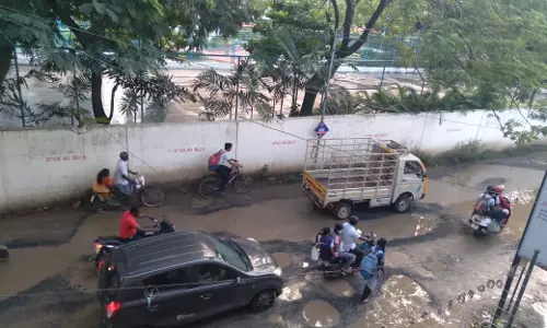 குண்டும் குழியுமான சாலை குண்டும் குழியுமான சாலை