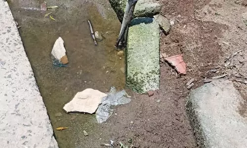 குடிநீருடன் கலக்கும் கழிவுநீர் குடிநீருடன் கலக்கும் கழிவுநீர்