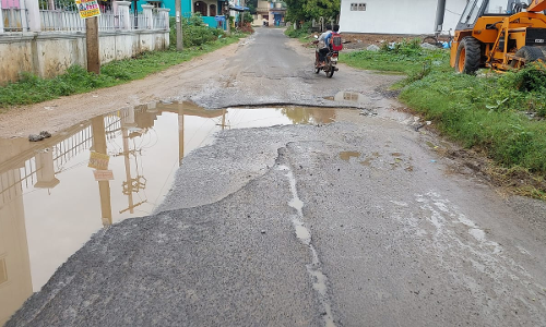 சாலையில் பள்ளம்