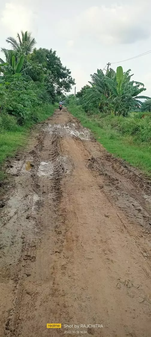 குண்டும், குழியுமான சாலை குண்டும், குழியுமான சாலை