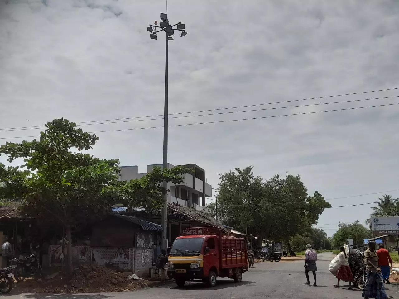 எரியாத மின்விளக்கால் தொடரும் விபத்துகள் எரியாத மின்விளக்கால் தொடரும் விபத்துகள்