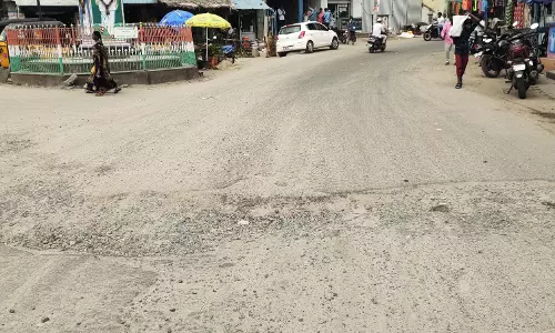 சாலையில் பெரிய பள்ளம்