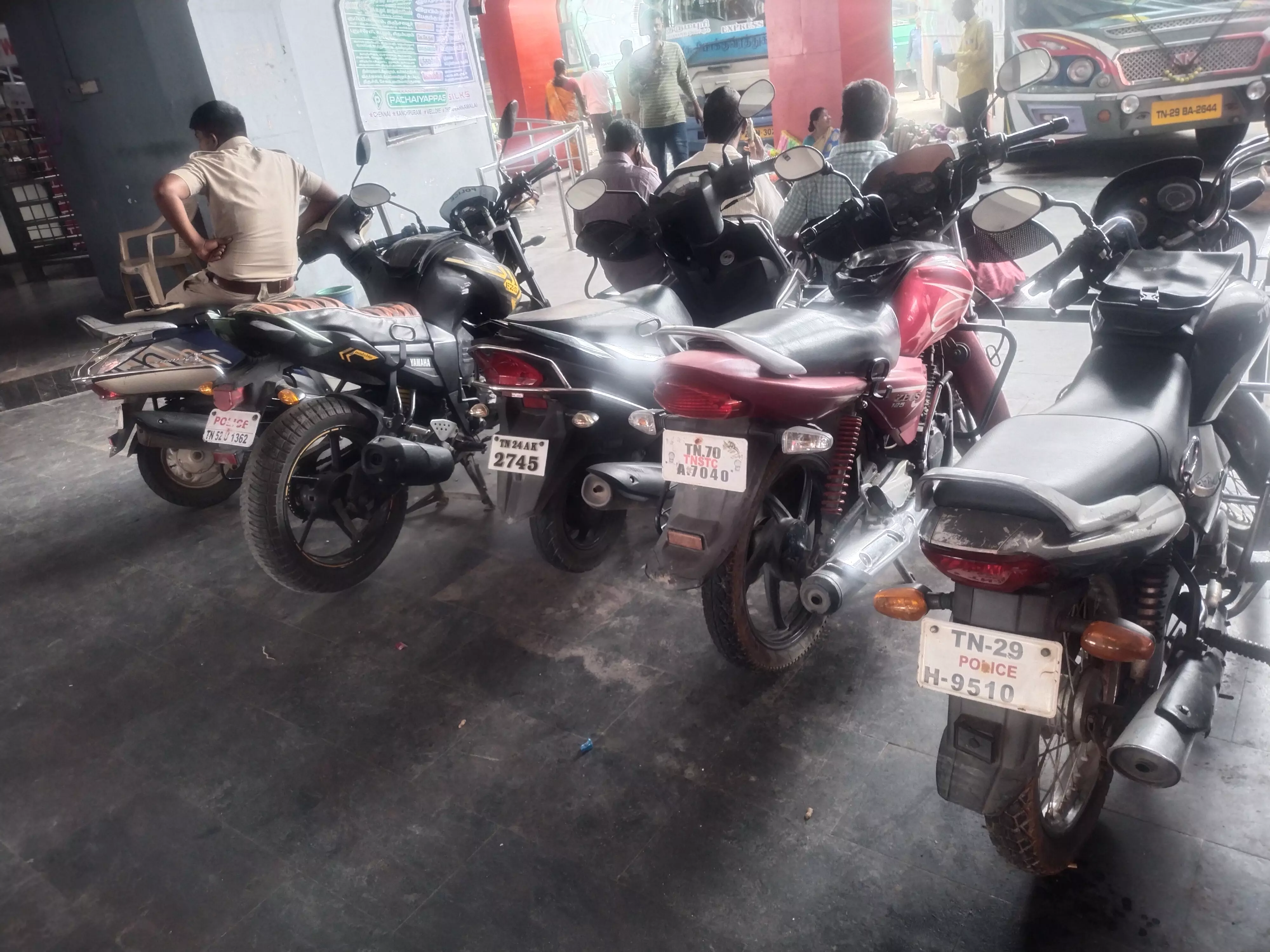 பஸ் நிலையத்தை ஆக்கிரமித்த வாகனங்கள்