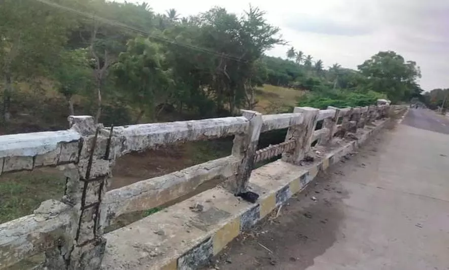 பாலத்தின் தடுப்புச்சுவர் சேதம்